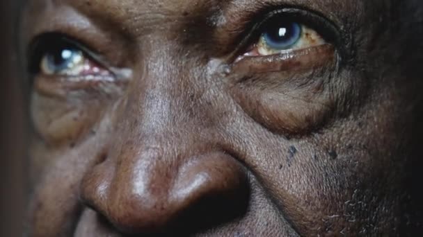 Seorang Pria Senior Berkulit Hitam Menatap Atas Dengan Hope Detail — Stok Video