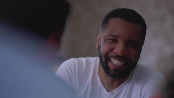 一个快乐的巴西黑人与朋友交谈 面带微笑 面带微笑 — 图库视频影像