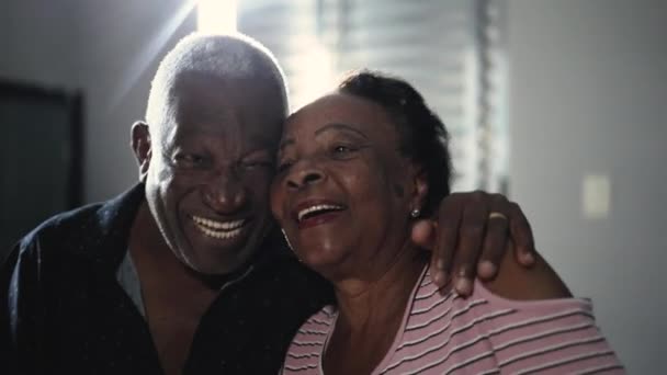 快乐的非洲裔美国老年丈夫和妻子 老年夫妇的爱情关系 — 图库视频影像