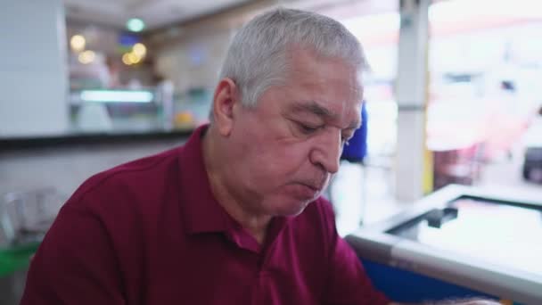 Umsichtiger Senior Genießt Mittagsmahlzeit Restaurant Lässiger Älterer Mensch Tief Gedanken — Stockvideo