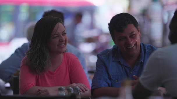 Grupo Amigos Riendo Sonriendo Restaurante Mujer Joven Hombre Sincera Interactuando — Vídeo de stock