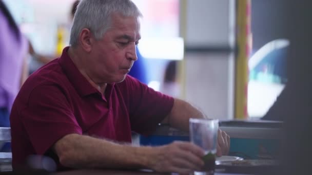 Kafeteryada Kıdemli Bir Adam Yemek Yiyor Yemeğin Tadını Çıkarıyor Düşünceli — Stok video