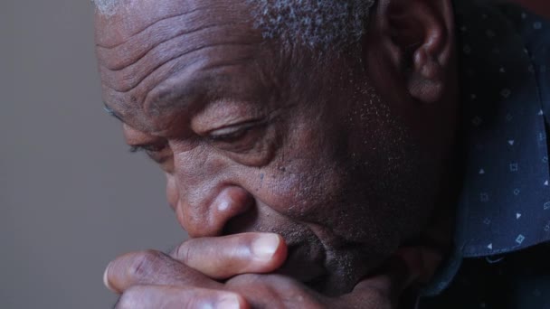 Jeden Kontemplacyjny Czarny Senior Zbliżenie Twarzy Odzwierciedlające Życie Osoba Patrząc — Wideo stockowe