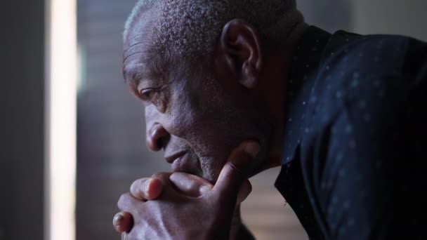 Lyhörd Äldre Svart Brasiliansk Man Djup Kontemplation Meditativ Afroamerikansk Äldre — Stockvideo