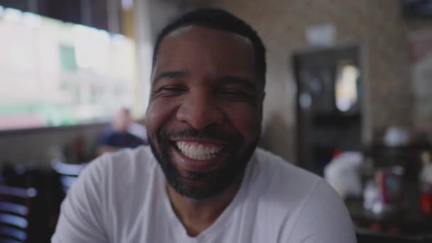 幸せなアフリカ系アメリカ人の男性の肖像画 顔を閉じて笑顔と笑い カリスマ的な優しい黒人 — ストック動画