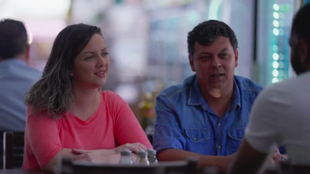 Escena Cándida Pareja Conversación Con Amigo Sentado Restaurante Comida — Vídeos de Stock