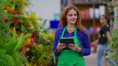 Tesis Perakende Dükkanında Neşeli Kadın Yöneticisi Envanter Kontrolü. Ticaret Dükkanı Koridorunda Gezinirken Tablet Kullanan Genç Kadın
