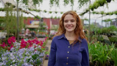 Yerel Perakende Dükkanı 'nda Çiçek Dükkanı Adasında Dolaşan Mutlu Kadın