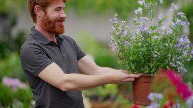Bahçecilik Mağazasındaki Adam _ Raftan Çiçek Seçme. Mutlu Kafkas Erkek Bitkiler Alışverişi