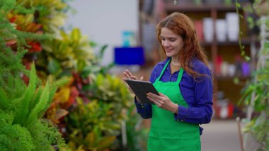 Tesis Perakende Dükkanında Neşeli Kadın Yöneticisi Envanter Kontrolü. Ticaret Dükkanı Koridorunda Gezinirken Tablet Kullanan Genç Kadın