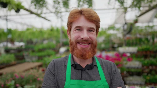Çiçekçi Dükkanında Kollarını Kavuşturmuş Genç Bir Işçi Kameraya Gülümseyen Yeşil — Stok fotoğraf