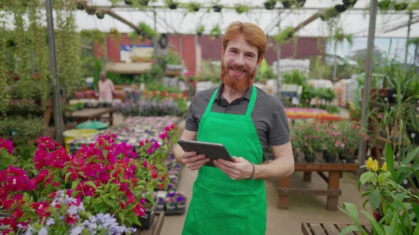 Uma Equipe Masculina Flower Shop Segurando Dispositivo Tablet Enquanto Estava — Fotografia de Stock