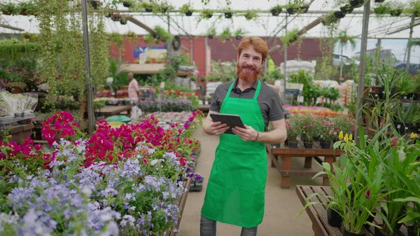 Uma Equipe Masculina Flower Shop Segurando Dispositivo Tablet Enquanto Estava — Fotografia de Stock