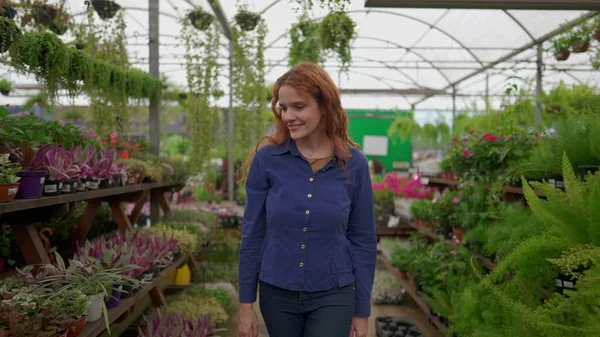 Fornøyd Kvinnelig Kunde Som Går Gjennom Flower Shop Island Kvinnehandel – stockfoto
