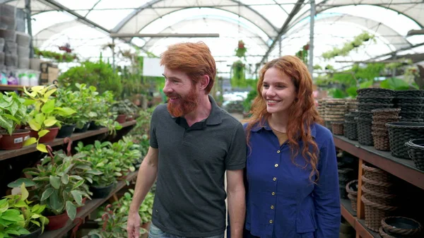 地元の花屋で植物ショッピングに従事熱狂的な赤毛のカップル — ストック写真