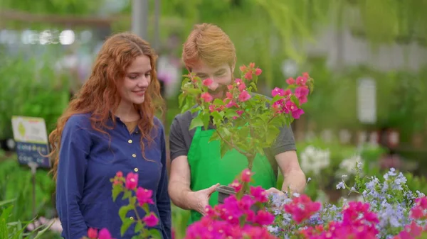 Çiçekçi Yeşil Önlüklü Müşteri Yardımcıları Erkek Çalışan Çiçekçide Çiçek Toplamaya — Stok fotoğraf