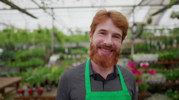Portrét Usmívajícího Rusovlasého Zaměstnance Úsměvem Kameru Květinářství — Stock fotografie