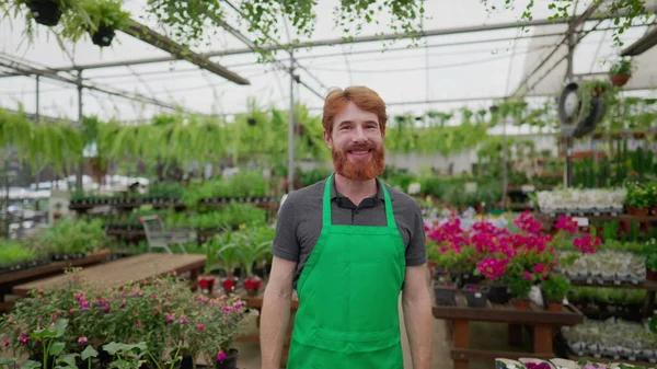 Retrato Empleado Masculino Pelo Rojo Sonriente Sonriendo Cámara Flower Shop —  Fotos de Stock