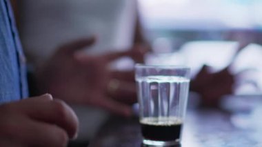 Tezgahta cam bardak kahve, yakın plan, kafeterya içeceği, yarısı boş.