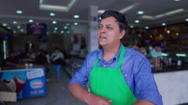 식당의 자신감 관리자 이자작은 소유자로서 앞에서 앞치마와 팔짱을 — 비디오