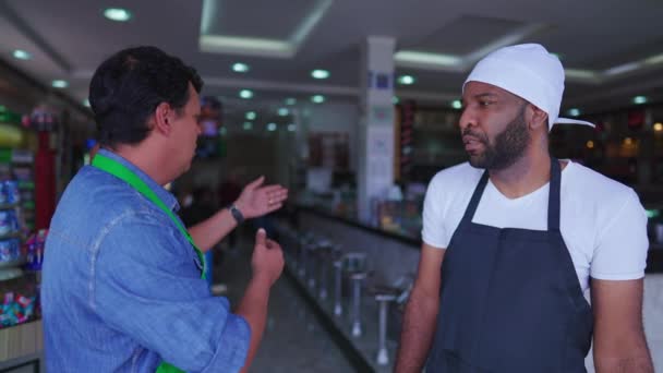 Small Business Manager Συνομιλώντας Τον Εργαζόμενο Στο Εστιατόριο Καφετέρια Boss — Αρχείο Βίντεο