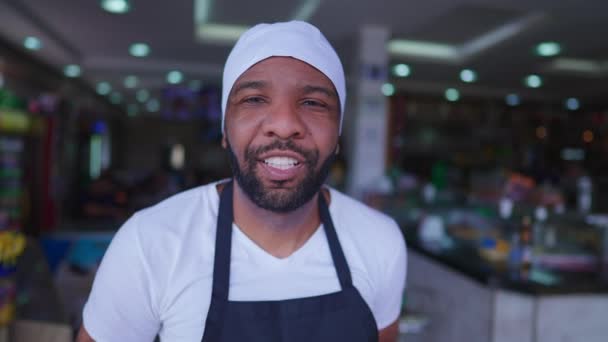 Один Счастливый Чернокожий Бразильский Молодой Человек Служащий Ресторанного Кафетерия Форме — стоковое видео