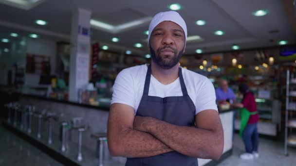 Restoran Işinde Kollarını Kavuşturmuş Ciddi Bir Zenci Işçinin Portresi Kafeteryada — Stok video