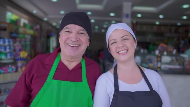 Χαρούμενος Διευθυντής Και Γυναίκα Σερβιτόρα Χαμογελάνε Μπροστά Στην Κάμερα Της — Αρχείο Βίντεο