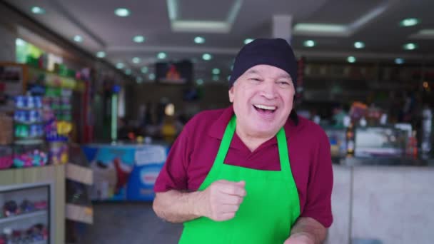 Ein Fröhlicher Älterer Mitarbeiter Der Cafeteria Tanzt Und Feiert Gute — Stockvideo