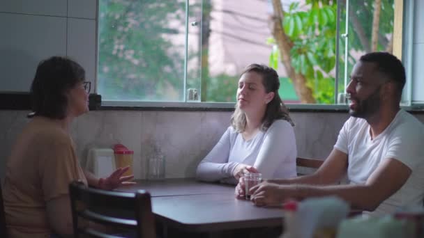 Κάντιτ Ομάδα Διαφόρων Φίλων Συζητούν Στο Εστιατόριο Δύο Γυναίκες Και — Αρχείο Βίντεο
