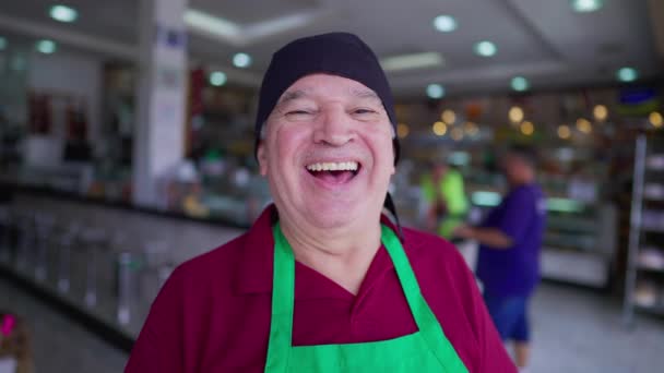 Close Van Een Gelukkig Senior Restaurant Personeel Apron Cafetaria Oudere — Stockvideo