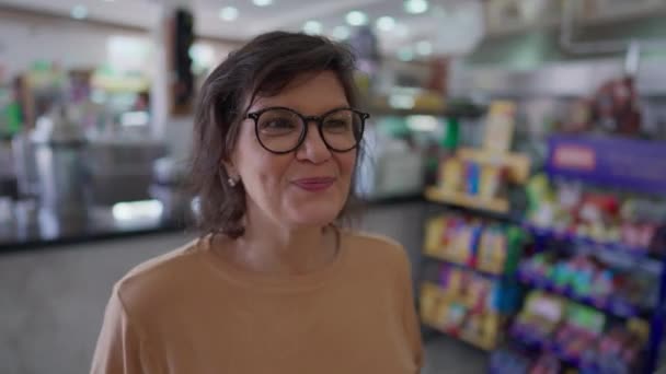 Одна Радісна Жінка Яка Розмовляє Людиною Поза Камерою Розмовляючи Їдальні — стокове відео
