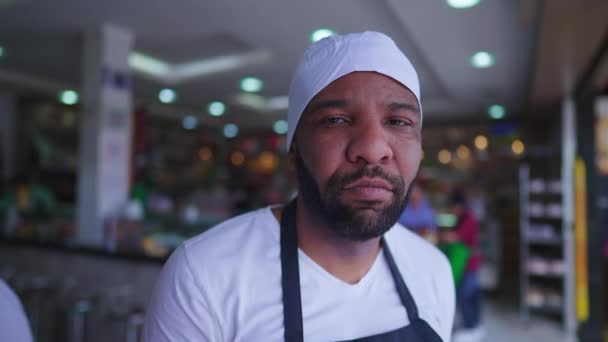 Один Серьезный Чернокожий Сотрудник Стоящий Столовой Ресторана Грустным Выражением Лица — стоковое видео