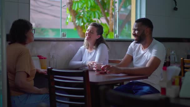Добрі Друзі Сміються Посміхаються Випадкових Зустрічах Кафетерії Делі Ресторані Сидить — стокове відео