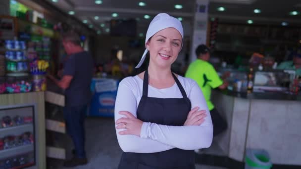 Μια Χαρούμενη Σερβιτόρα Χαμογελώντας Στην Κάμερα Χέρια Σταυρωμένα Εστιατόριο Στο — Αρχείο Βίντεο