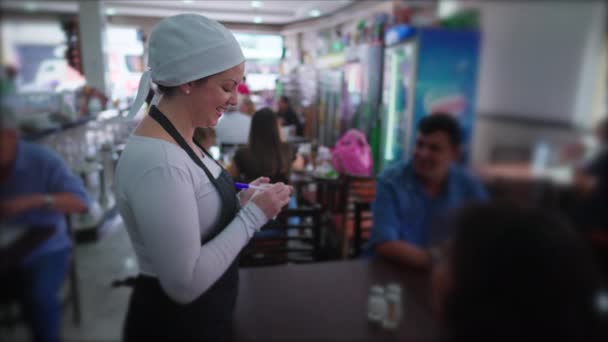 Счастливая Официантка Принимая Заказы Еду Ресторане Взаимодействуя Клиентами Женщина Сервер — стоковое видео