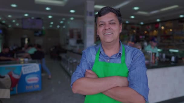 Självsäker Sydamerikansk Restaurangchef Med Vapen Korsade Småföretagare Förkläde Utanför Cafeterian — Stockvideo