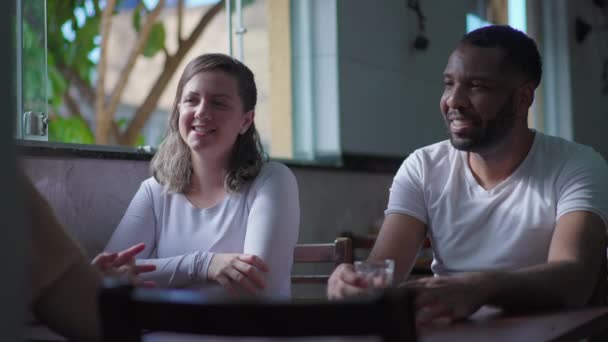 Багато Друзів Зібралися Столом Ресторані Чоловік Жінка Бразильської Кафетерії Спілкуються — стокове відео
