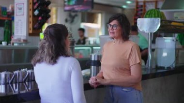 Geleneksel Deli Kafeteryasında Arkadaşlar Sohbete Başladı, Yerel İş Restoranında Balkonda Kadın Sohbeti