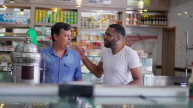 Kafeterya Tezgahında Çeşitli Arkadaşlar Arasında Neşeli Samimi Etkileşim, Şarküteri Restoranında Muhabbet Etmiş Adamlar