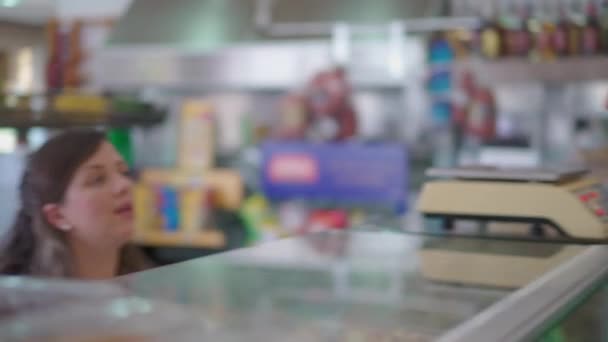 Сотрудник Магазина Прилавком Взаимодействует Двумя Клиентами Покупающими Продукты Кафетерии Мужской — стоковое видео