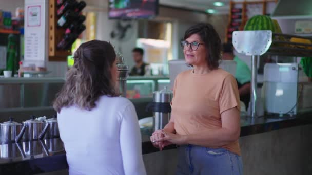 Freunde Gespräch Der Traditionellen Deli Cafeteria Frauen Plaudern Vom Balkon — Stockvideo