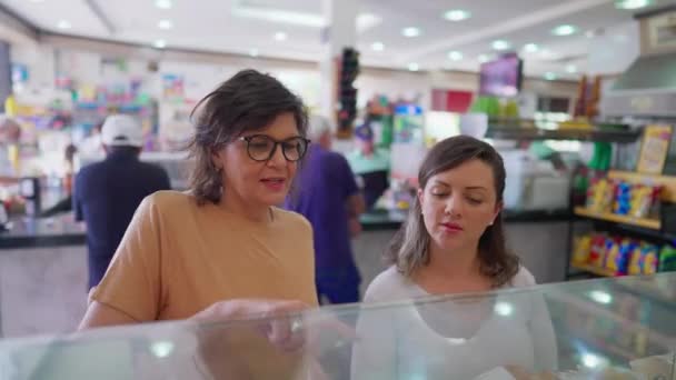 Πελάτες Επιλέγοντας Φαγητό Στο Deli Counter Δύο Γυναίκες Παραγγελίες Προϊόντων — Αρχείο Βίντεο