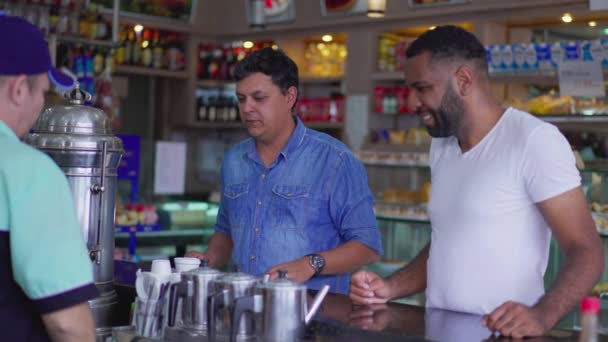Dva Zákazníci Objednají Kávu Stojící Pultu Jídelny Otevřený Rozmanité Přátelé — Stock video