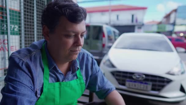 Besorgter Kleinunternehmer Mit Schürze Sitzt Auf Dem Parkplatz Und Kämpft — Stockvideo
