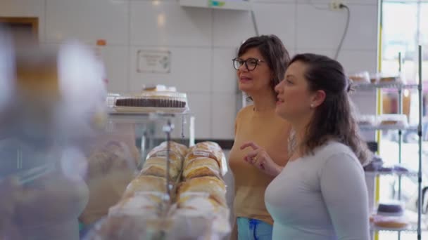 Две Клиентки Ищут Еду Кафетерии Женщины Контр Подглядывание Продуктами Покупки — стоковое видео