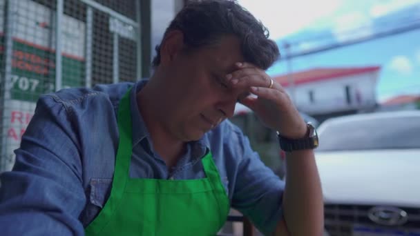 Gestresster Kleinunternehmer Schürze Der Mit Ladenproblemen Kämpfen Hat Sitzt Auf — Stockvideo