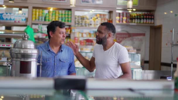 不同朋友在自助餐厅柜台 与男人在熟食店交谈时的愉快的糖果互动 — 图库视频影像