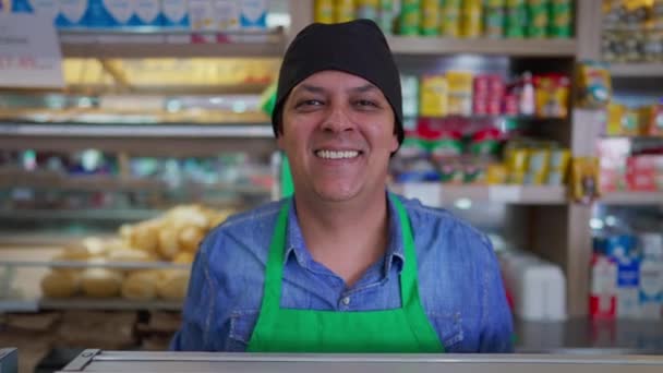 카페테리아 식당에 식료품 뒤에서 고용인 앞치마와 모자를 브라질 직원들의 — 비디오