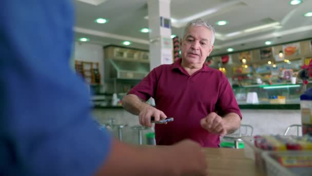 Zákazník Pomocí Mobilní Platby Restauraci Pokladní Přepážka Starší Individuální Tvorby — Stock video